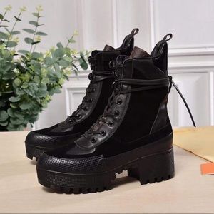 black desert boot